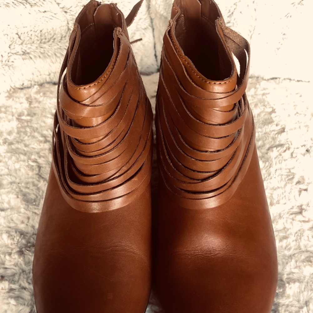 Clark’s Celeste leather booties size 9